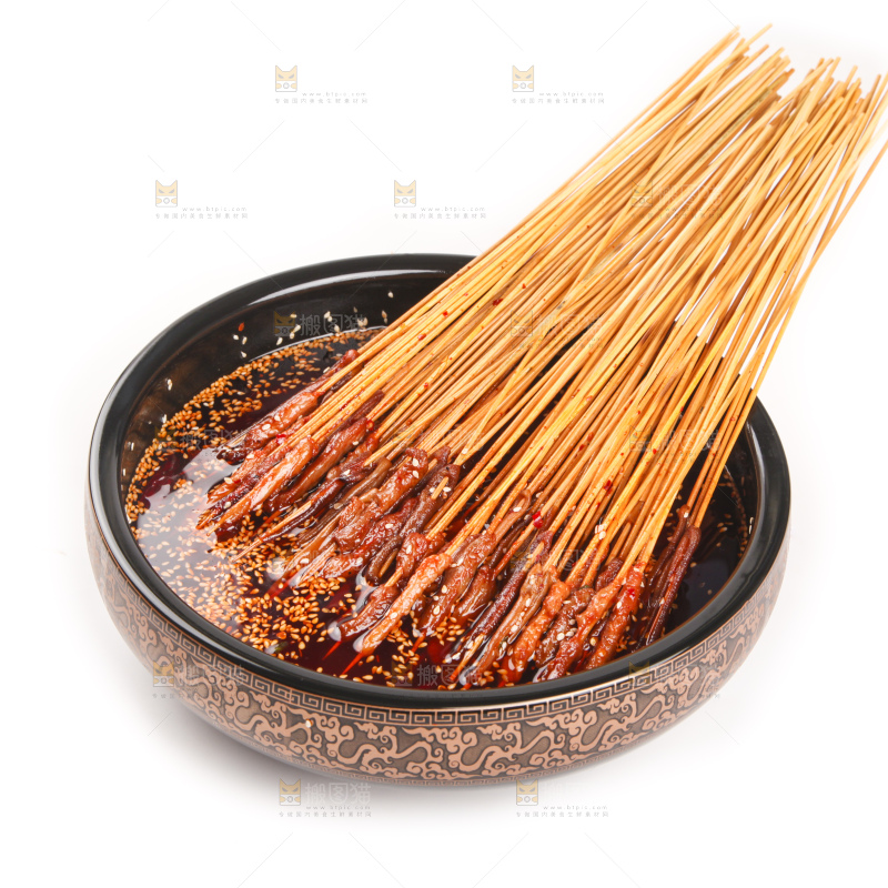 白底上的肉串