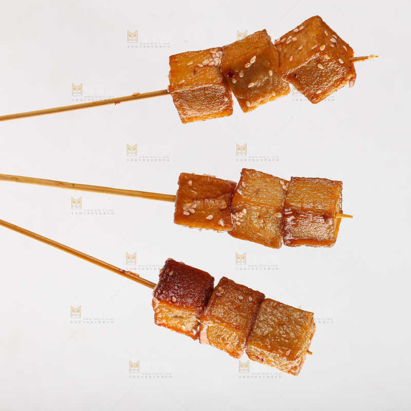 白底上的豆腐串
