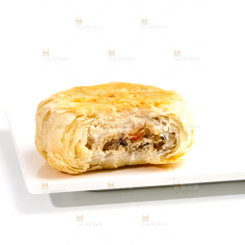 白底上放着一盘酥皮月饼