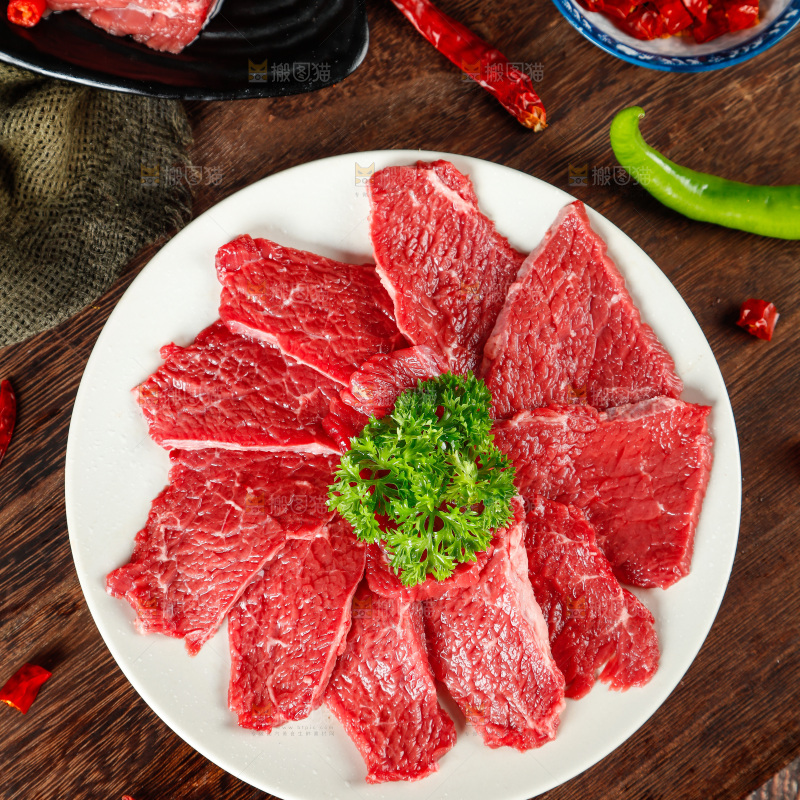 木底上放着一盘鲜牛肉