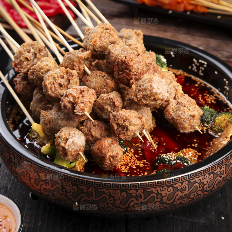 锅里放着牛肉丸串
