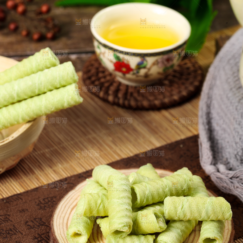 盘子里放着抹茶卷