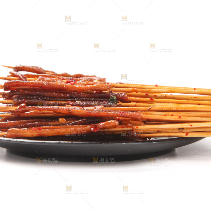 白底上放着鸭肠串