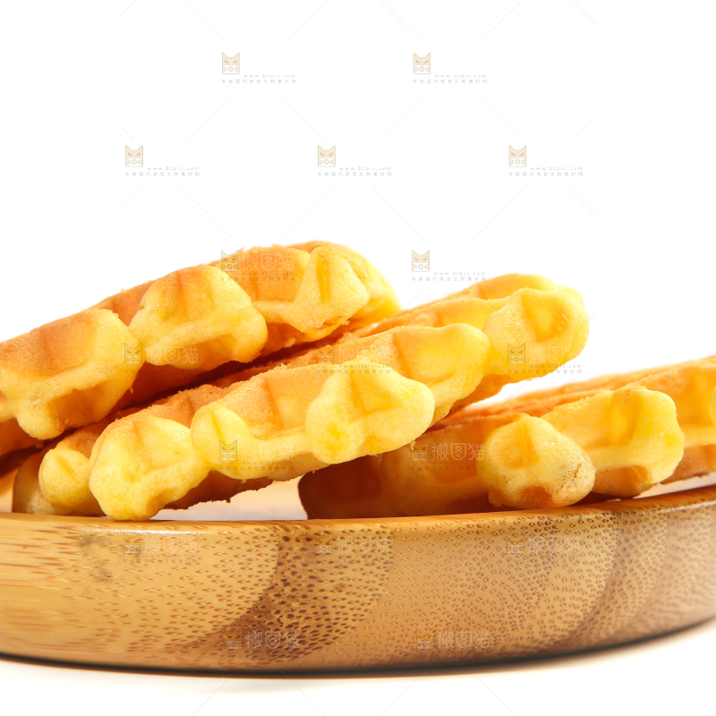 白底上放着一盘华夫饼干