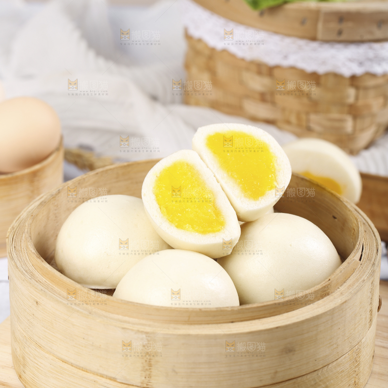 蒸笼里放着奶黄包