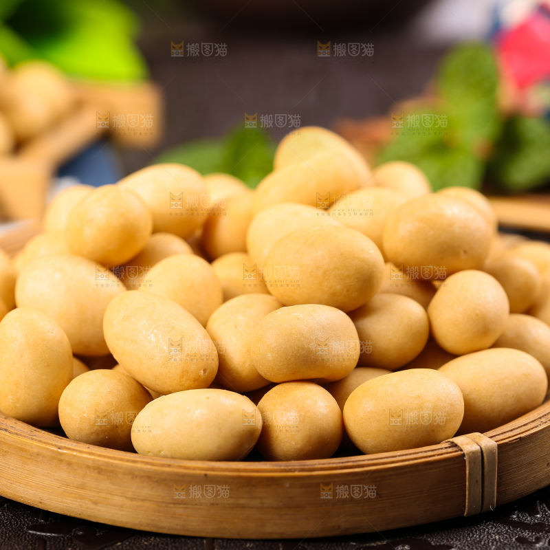 盘子里装着鱼皮花生