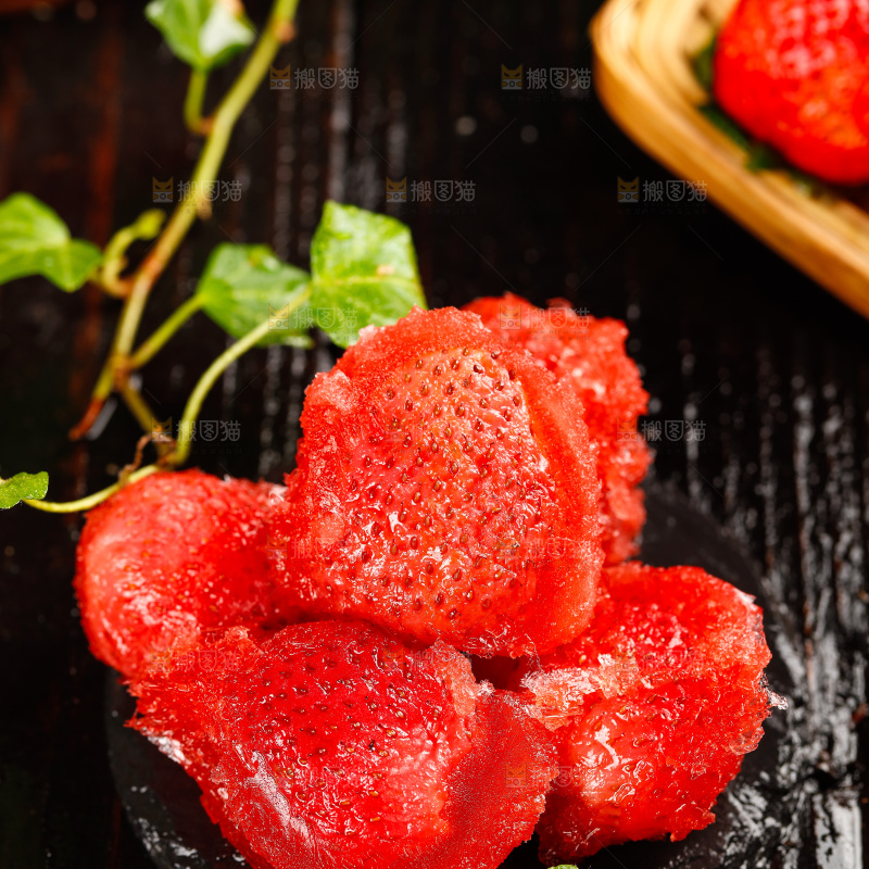 黑石板上放着冰冻草莓