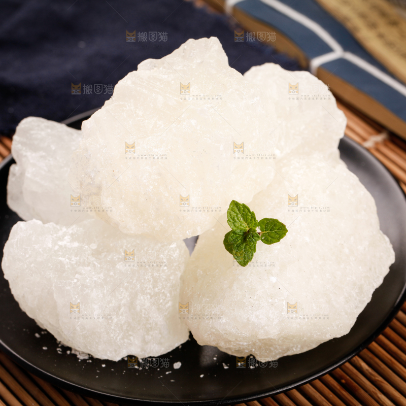 竹垫上摆放着多晶冰糖