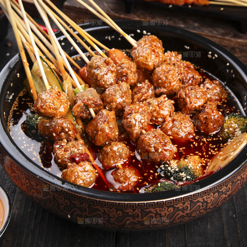 锅里放着牛肉丸串