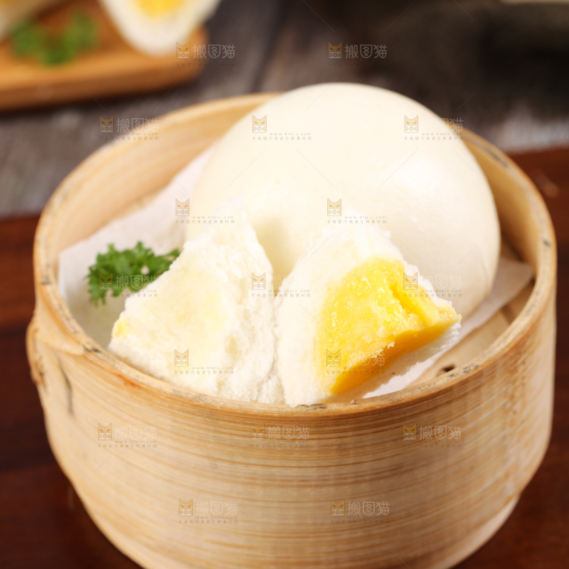 蒸笼里放着奶黄包