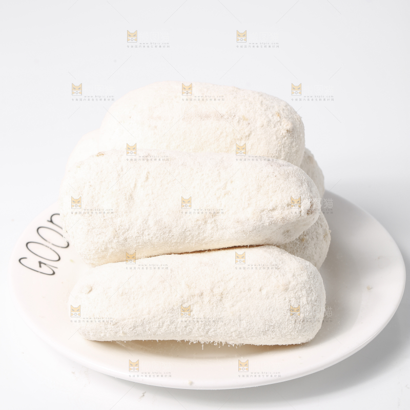 盘子里放着雪枣