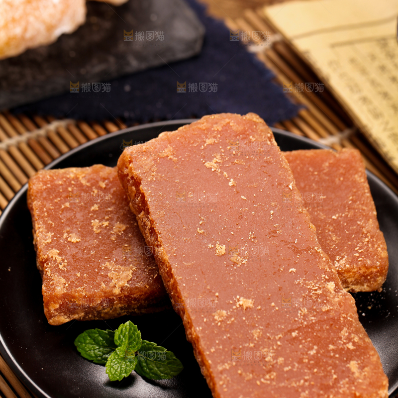 盘子里装着红糖块