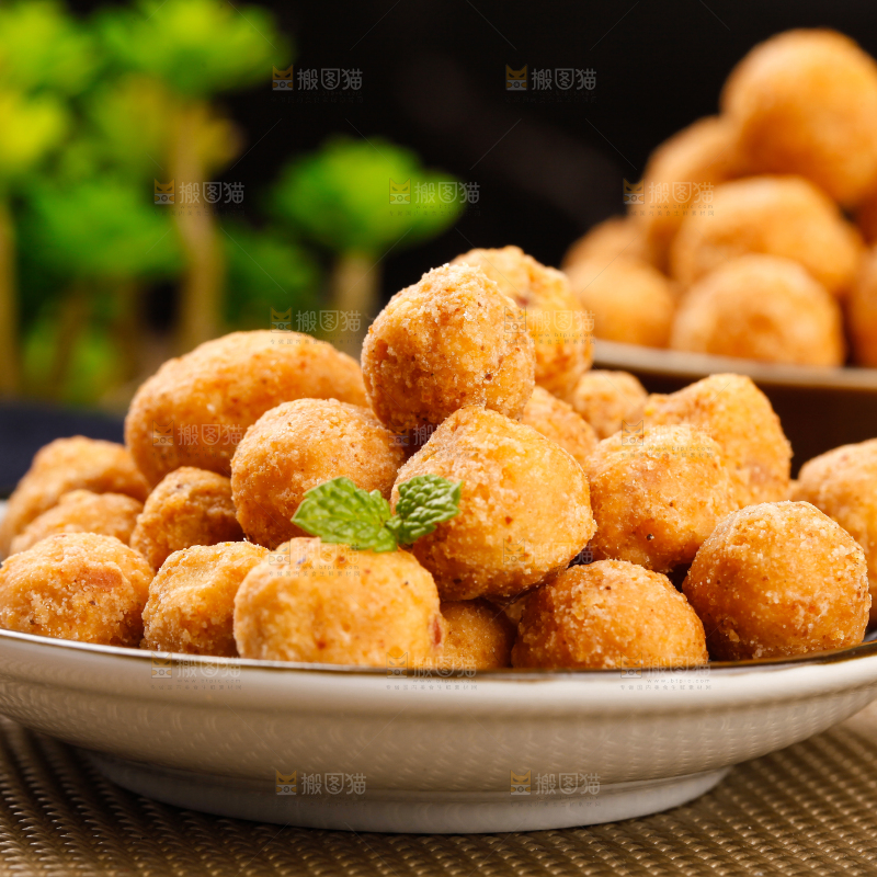 碟子里放着多味花生豆