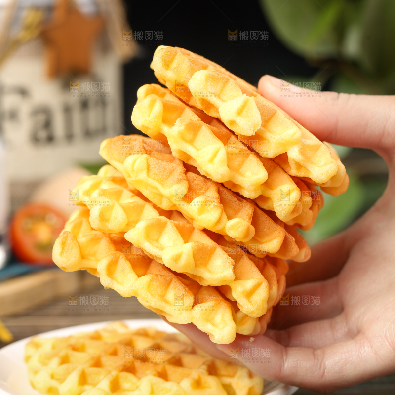 手拿华夫饼蛋糕