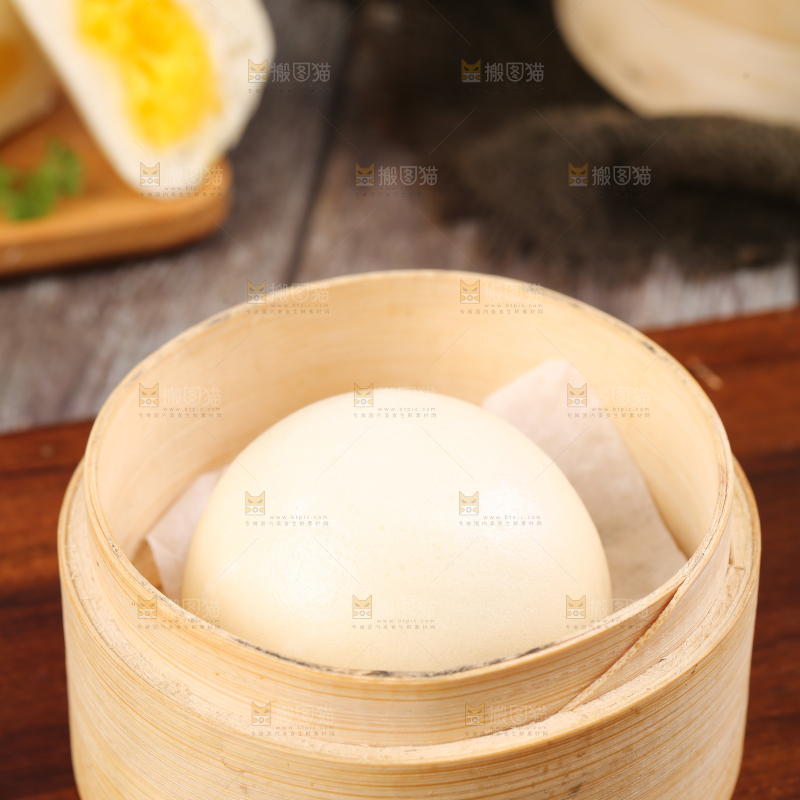 蒸笼里放着奶黄包