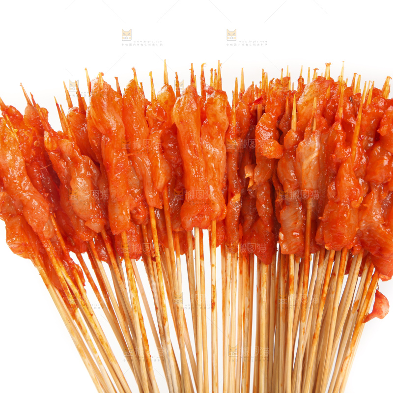 白底上放着肉串