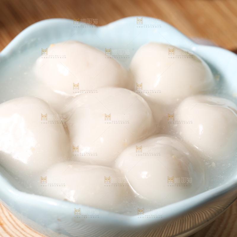 汤碗里放着汤圆