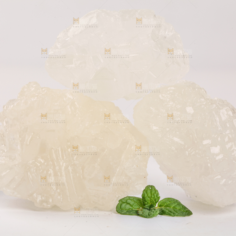 白底上摆放着多晶冰糖
