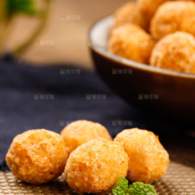 浅底上放着多味花生豆