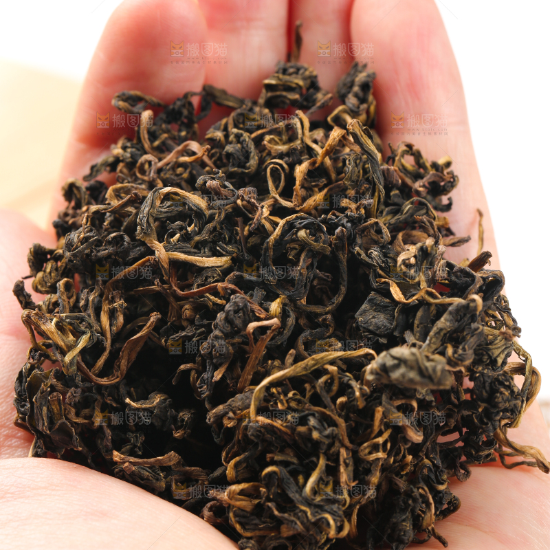 手里拿着蒲公英茶