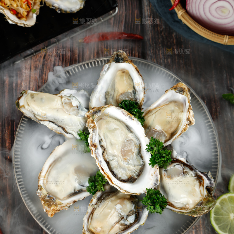 木底上放着一盘冰镇牡蛎
