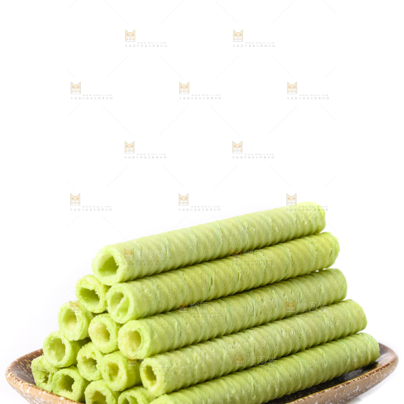 盘子里放着抹茶卷
