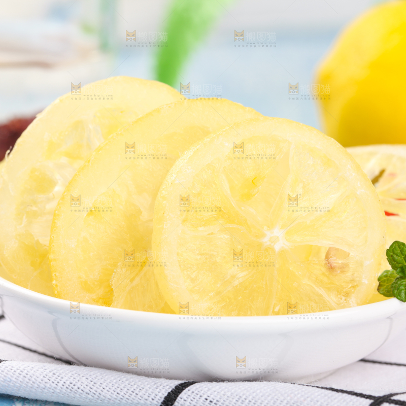 白格子底上的柠檬干片