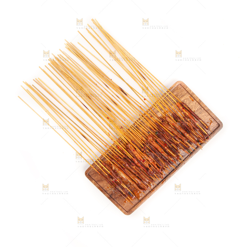 白底上放着鸭肠串