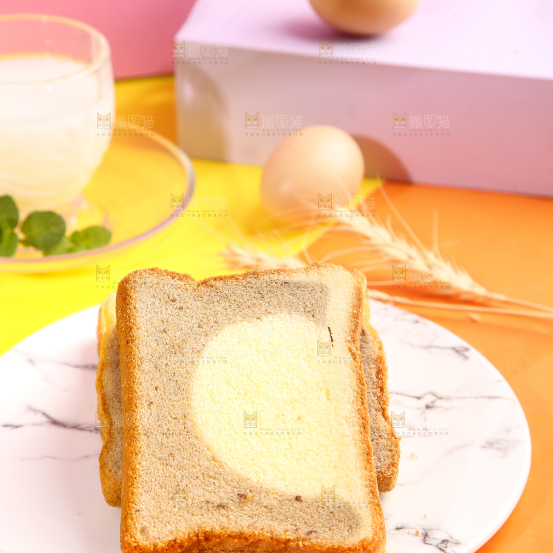 浅底上放着一盘红豆双拼吐司