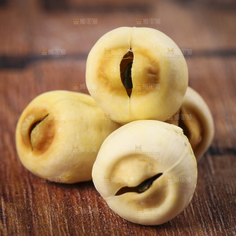 木板上放着干莲子