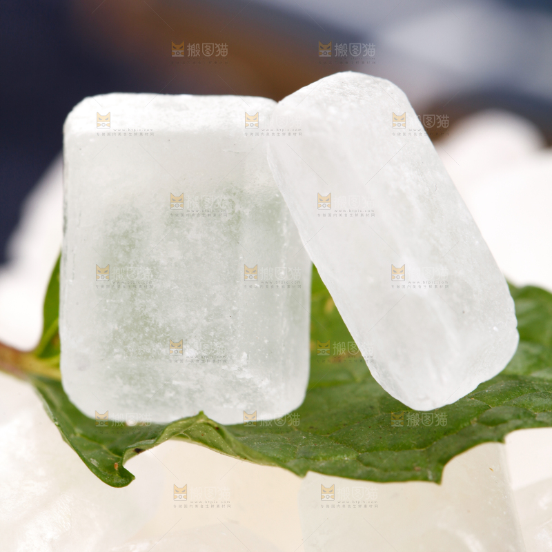 树叶上放着单晶冰糖