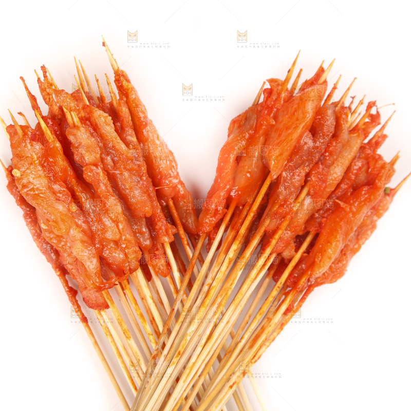 白底上放着肉串