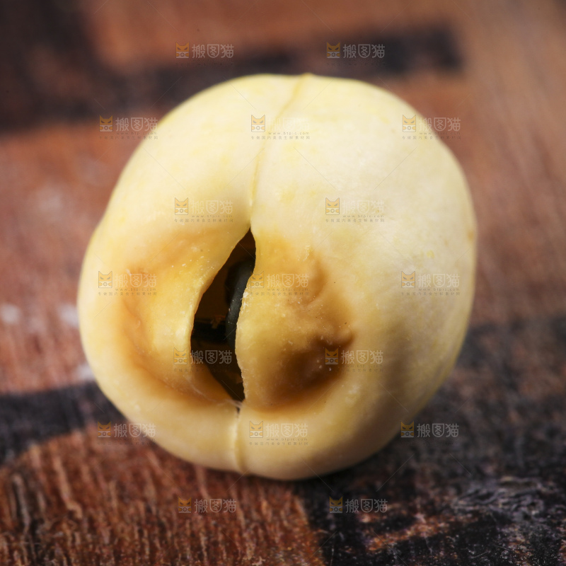木板上放着干莲子