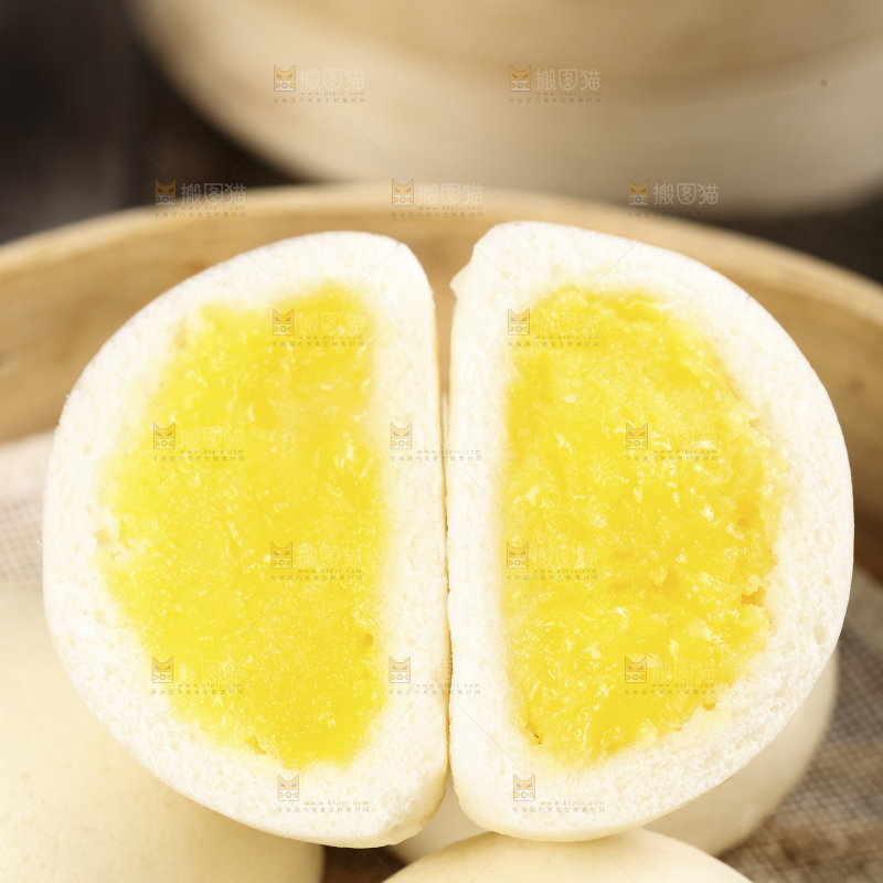盘子里的奶黄馅包子