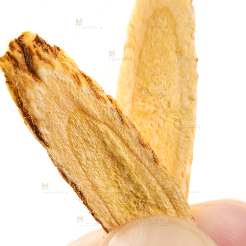 手里拿着黄芪
