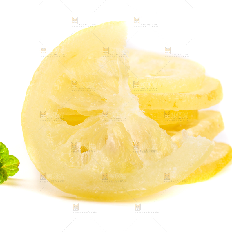 白底上放着干柠檬片