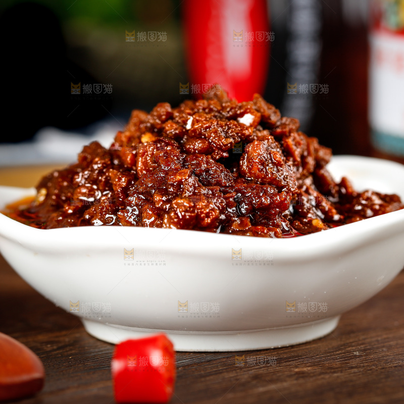 木底上放着一碗牛肉酱