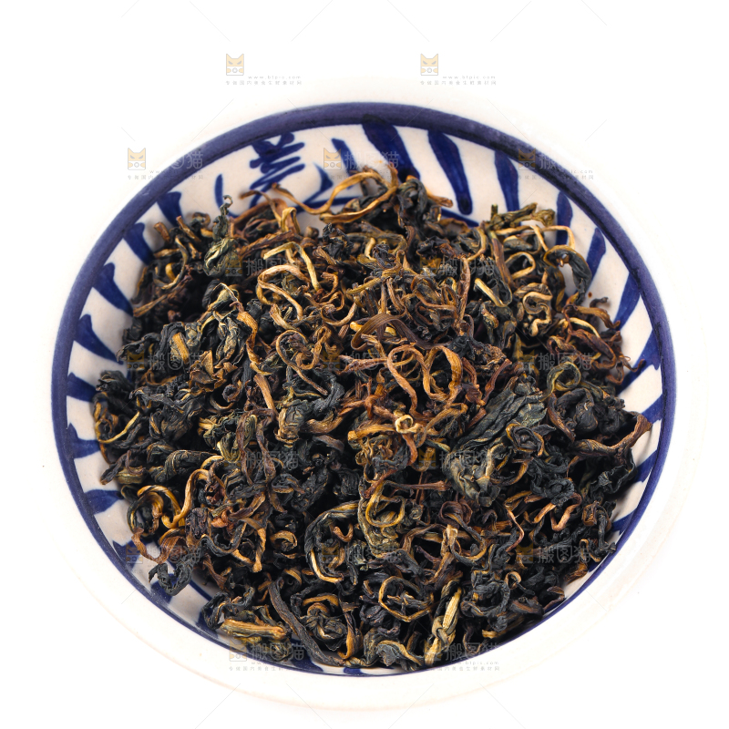 盘子里放着蒲公英茶