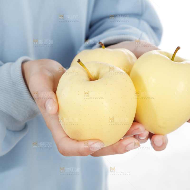 手里拿着牛奶苹果