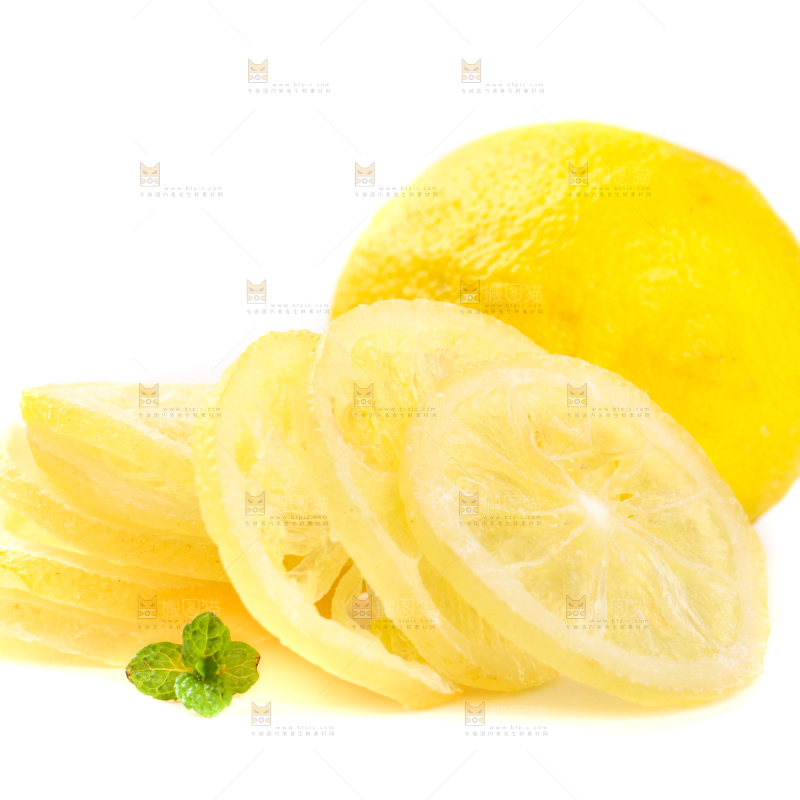 白底上放着干柠檬片