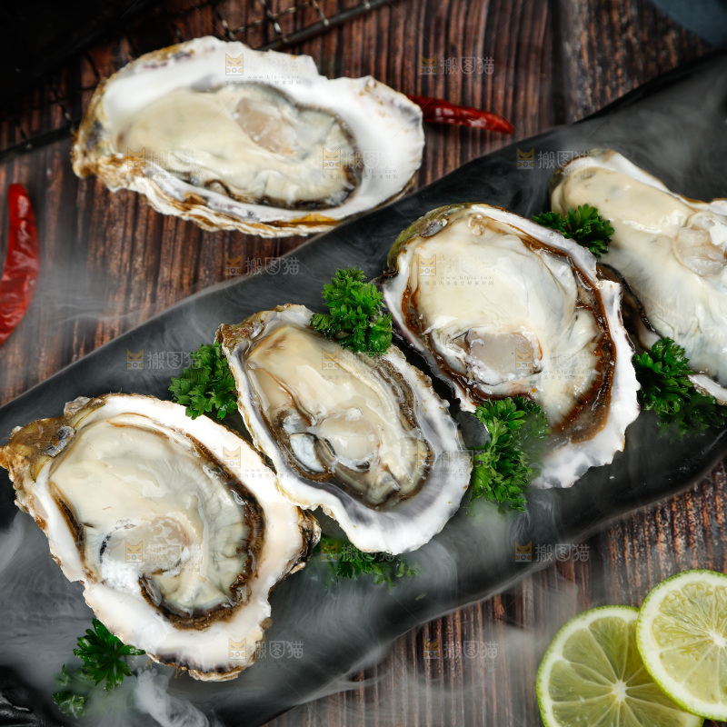 木底上放着一盘冰镇牡蛎