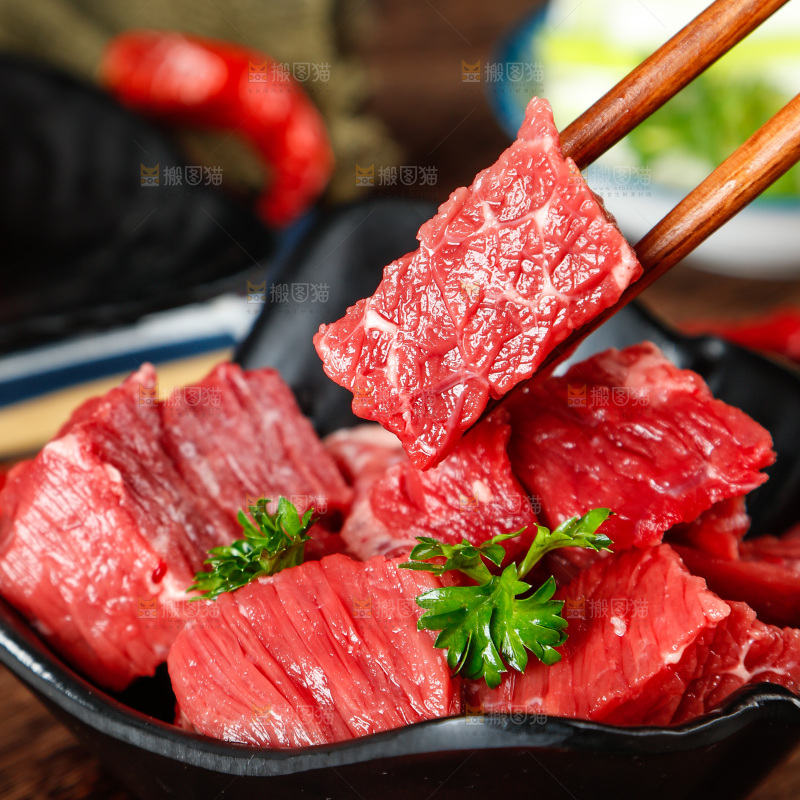 块子夹着一块鲜牛肉