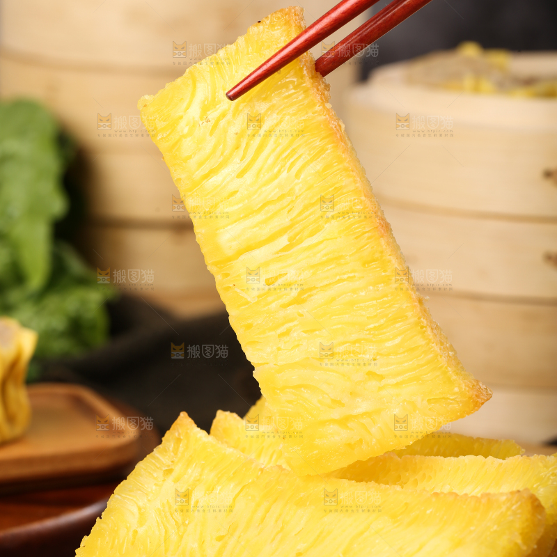 盘子里装着手工蒸糕
