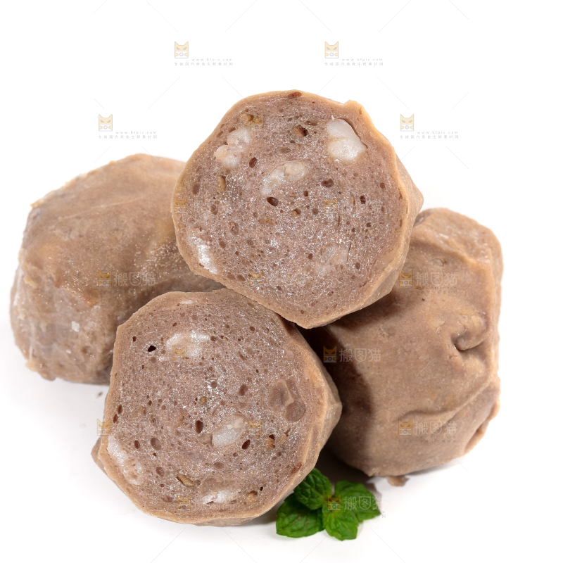 白底上放着切开的潮汕牛肉丸