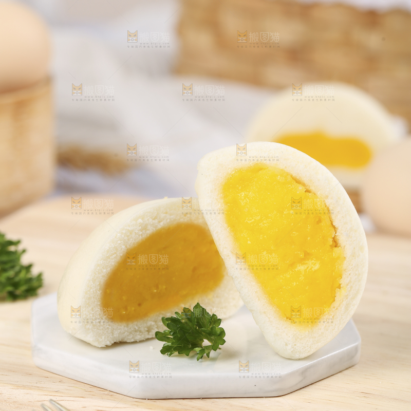 石板上放着奶黄包