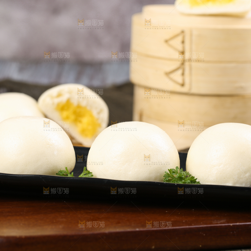 盘子里的奶黄馅包子