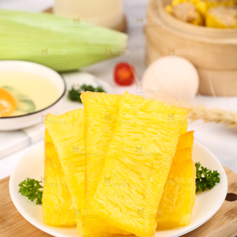 木板上摆放着椰汁黄金糕