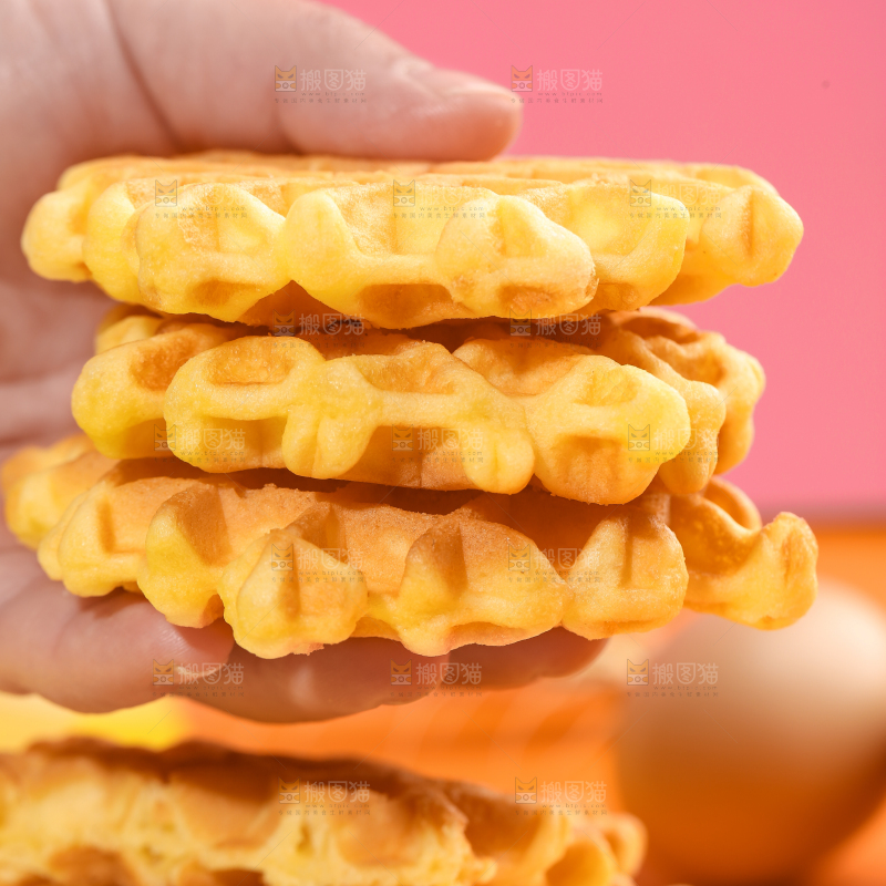手拿华夫蛋糕