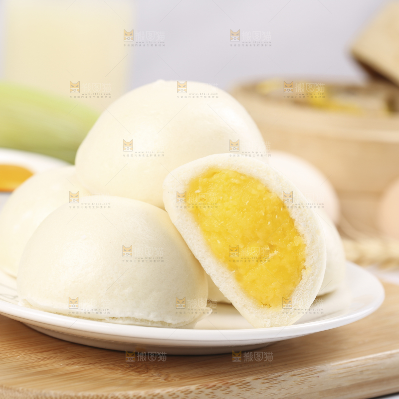 木板上放着奶黄馅包子