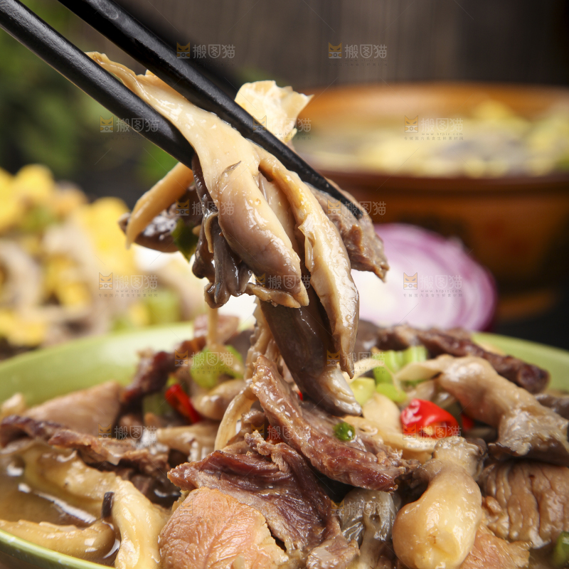 盘子里装着平菇炒肉